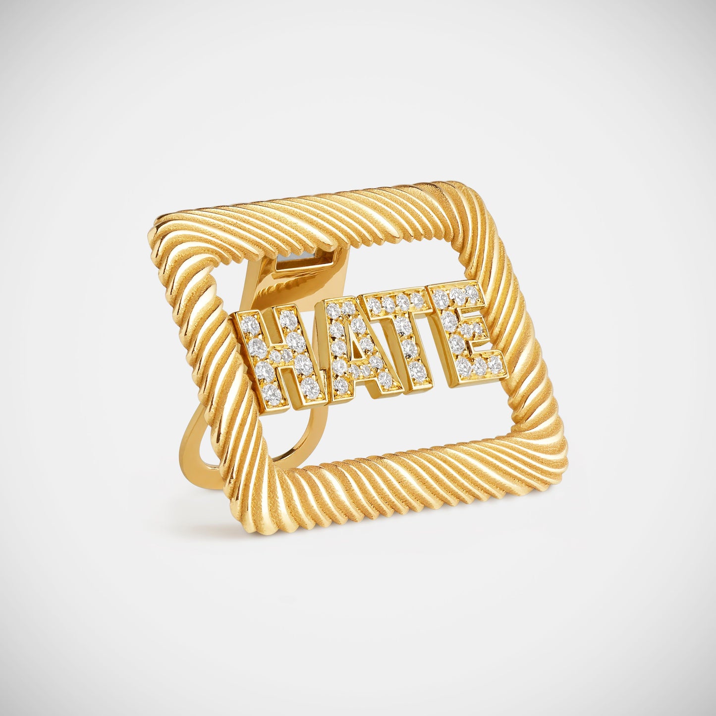 Marie Lichtenberg Staging Collar clips Hate Collar Clip