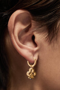 Marie Lichtenberg Staging Earring Baby charm Clover earring