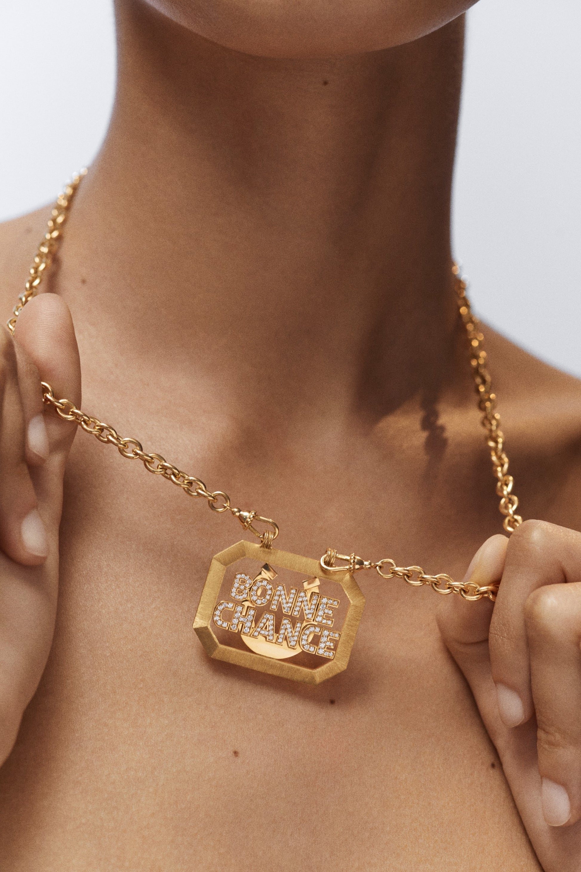 Marie Lichtenberg Staging Scapulaires Bonne Chance scapular