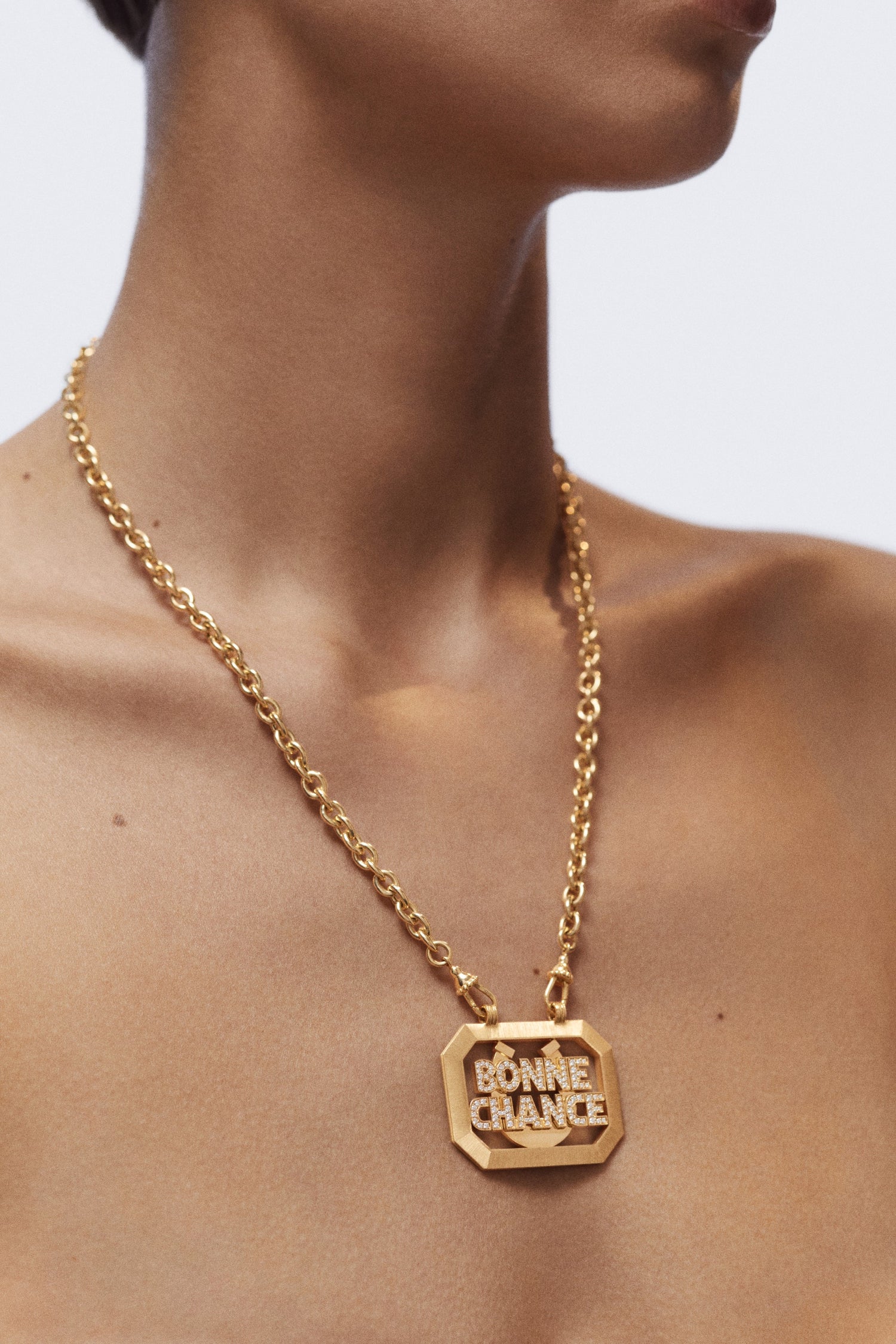 Marie Lichtenberg Staging Scapulaires Bonne Chance scapular