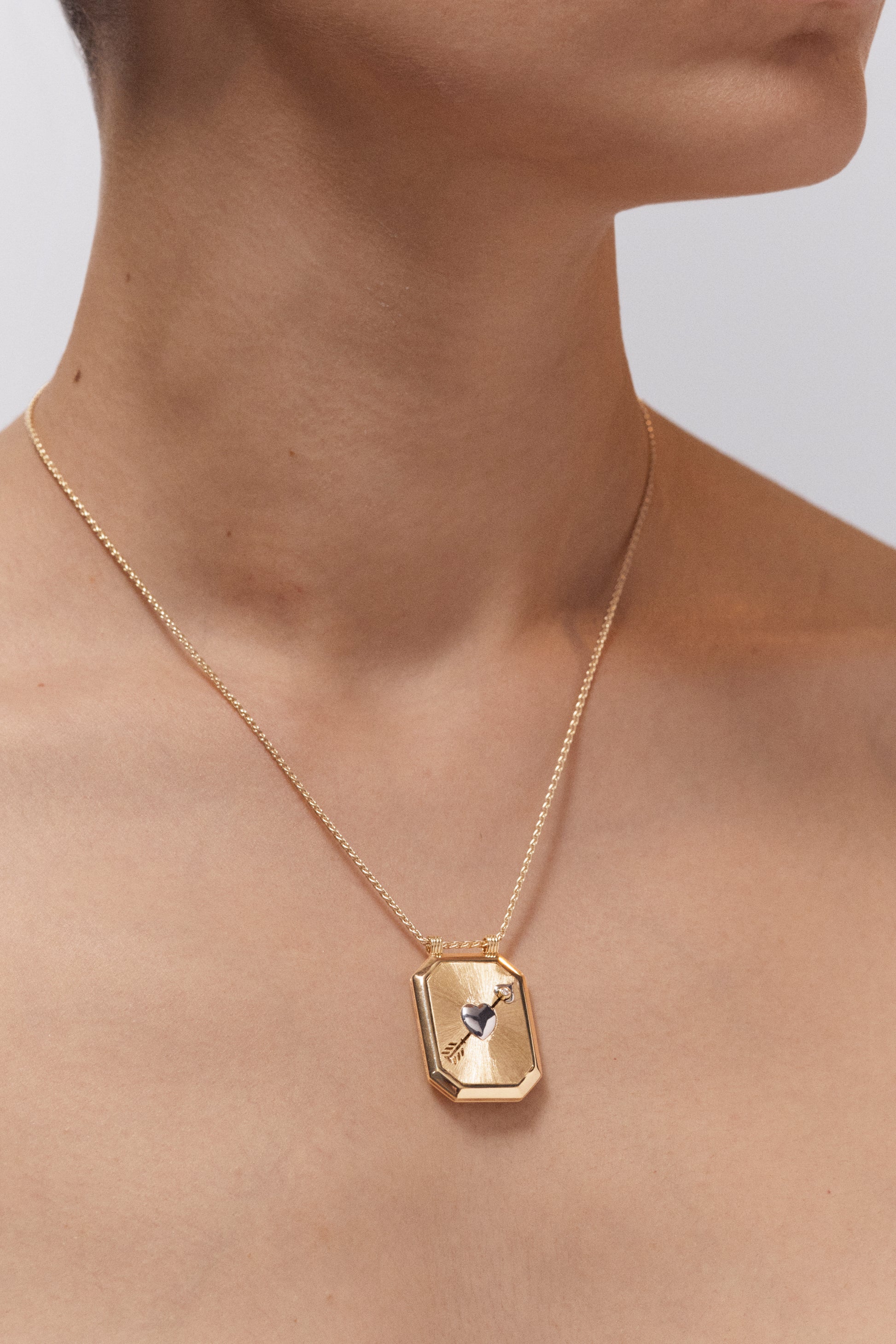 Marie Lichtenberg Staging Scapulaires Coeur percé Scapular